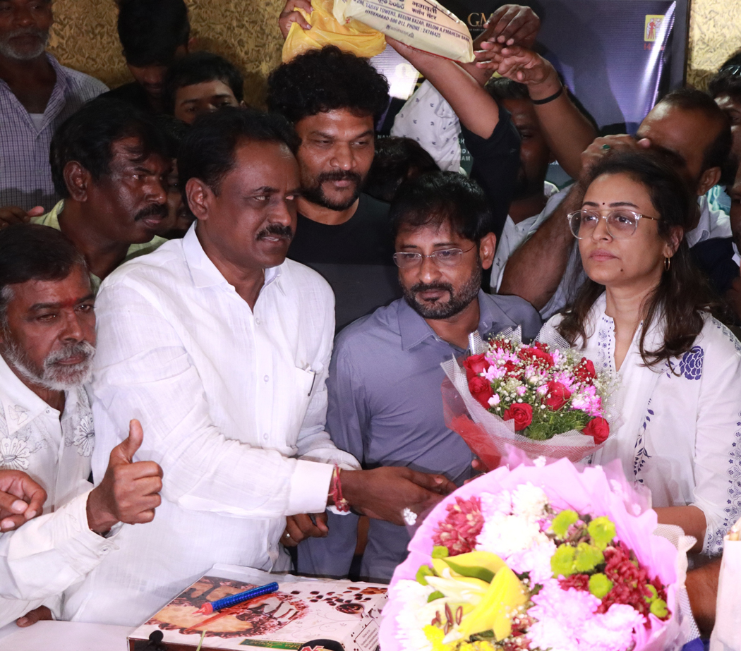 Namrata Shirodkar and Sarkaru vari paata team
